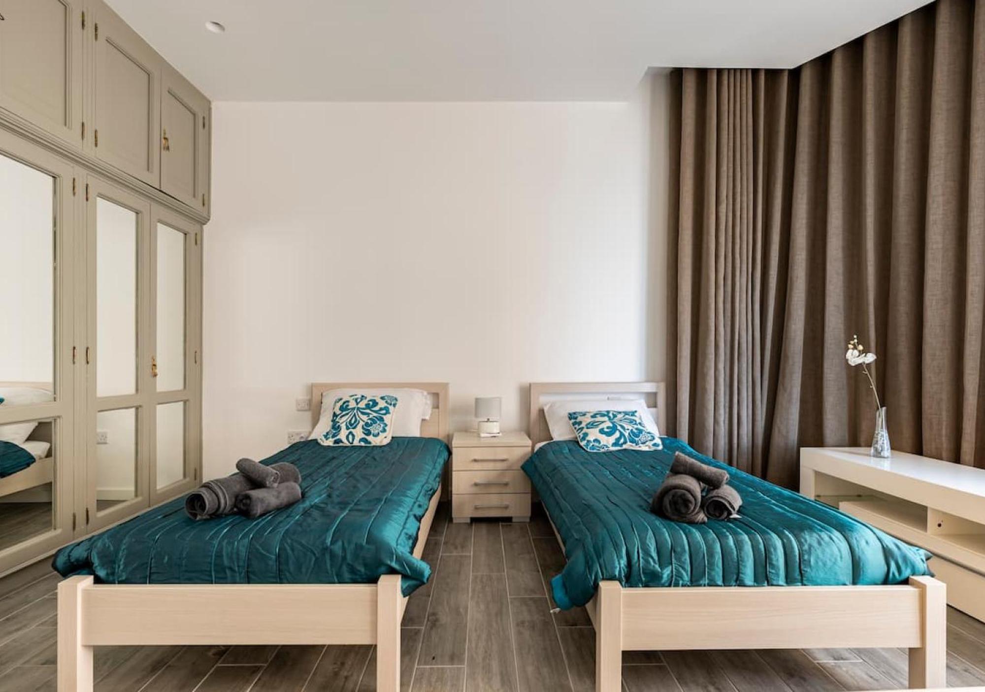 Sea View Luxury Haven Living & 3Bedrooms Seafront Слима Екстериор снимка
