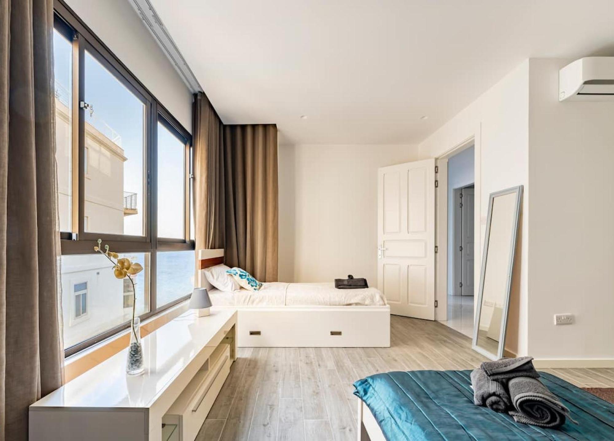 Sea View Luxury Haven Living & 3Bedrooms Seafront Слима Екстериор снимка
